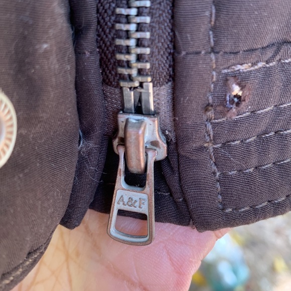 Abercrombie Puffy Vest Sz. L Fitted Snaps and Double Zip Pockets Detachable Hood - Picture 17 of 17